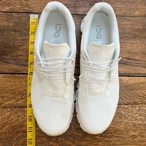 On Cloud running shoes Women’s size 10, white upper/white sole.